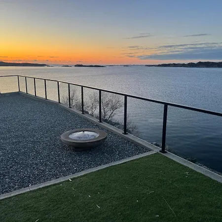 Sunset Island Retreat, Ocean With Hot Tub Feriehus