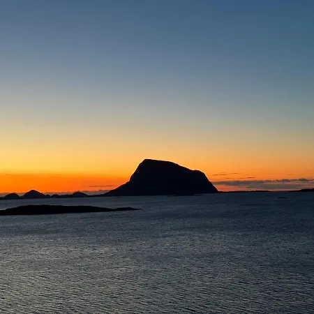 Sunset Island Retreat, Ocean With Hot Tub Feriehus