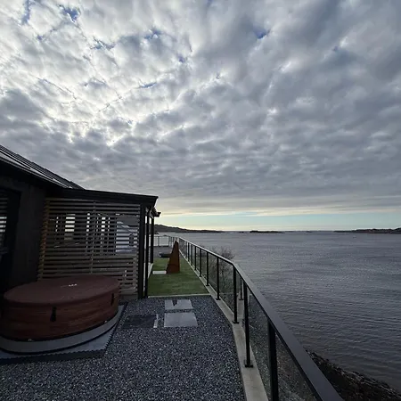 Sunset Island Retreat, Ocean With Hot Tub Feriehus