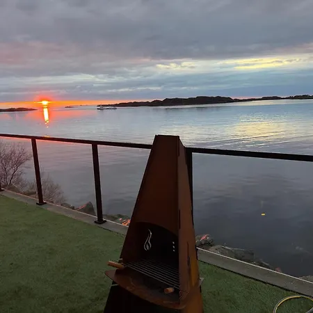 Sunset Island Retreat, Ocean With Hot Tub Feriehus