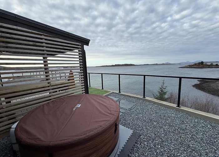 Sunset Island Retreat, Ocean With Hot Tub Herland